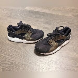 Black & gold kids Nike huarache size 3Y